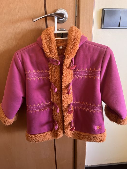 Casaco estilo canadiana com capuz