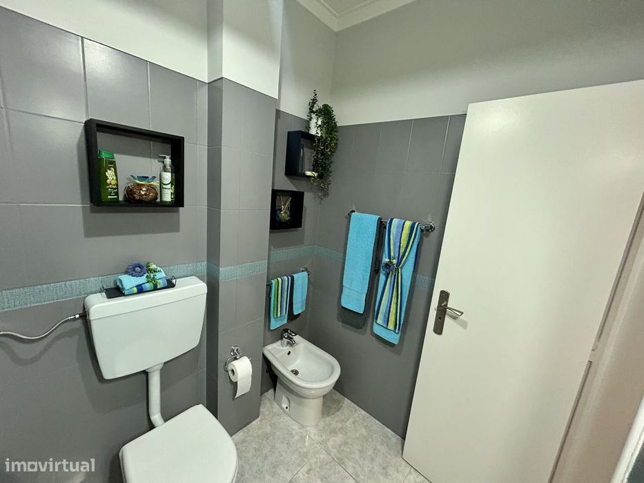 Apartamento T3, semi-renovado, no Centro da Amora!