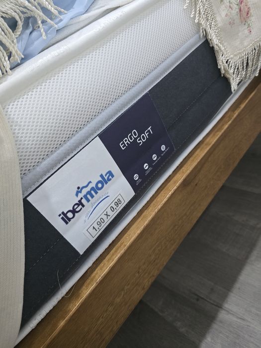 Quarto - Cama, Mesa de Cabeceira e cadeira de Castanheiro