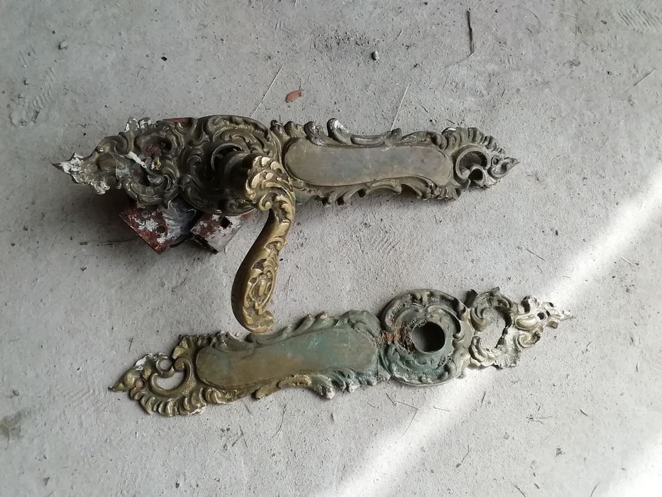 Okucia do drzwi z brązu