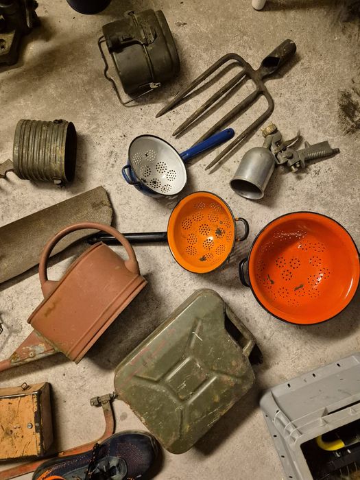 Kanister, szpadel, durszlak, starocie prl