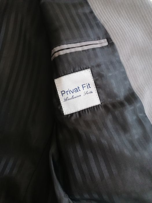 Fato de homem cinza com risca branca