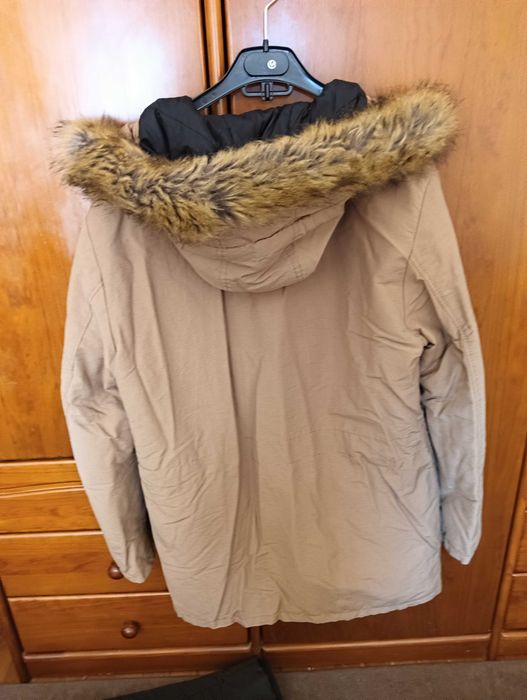 Casaco acolchoado c/ capuz em pelo - Bershka