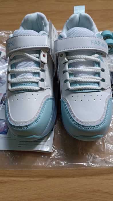 Nowe butorolki 34 buty na kółkach świecące