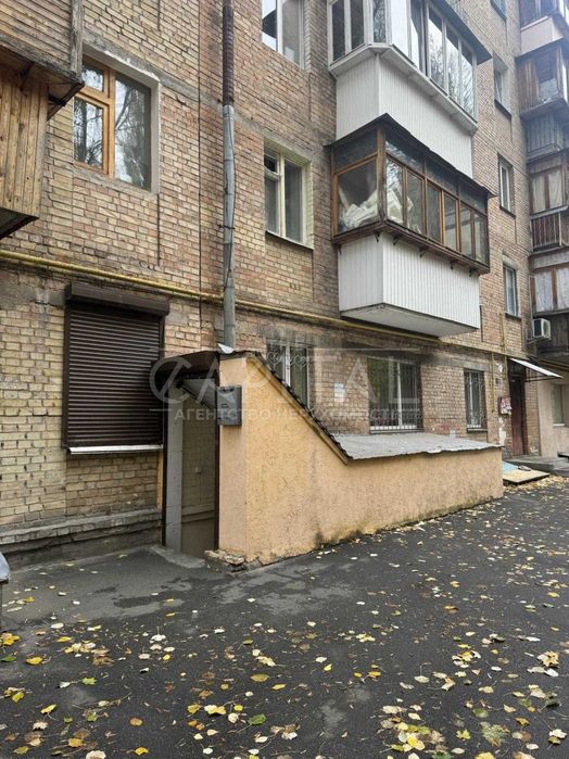 Продається нежитлове приміщення на Печерську під склад, офіс тощо.