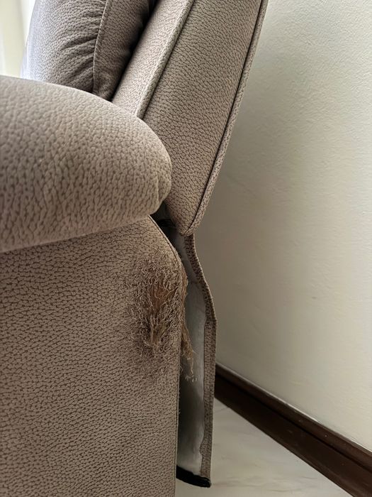 Conjunto de dois sofás e mesa