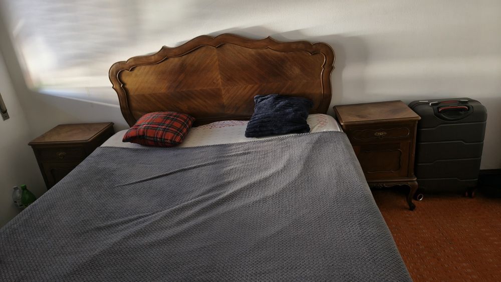 Vendo jogo de quarto composto por uma cama de casal com estrado e duas mesas de cabeceira em ótimo estado