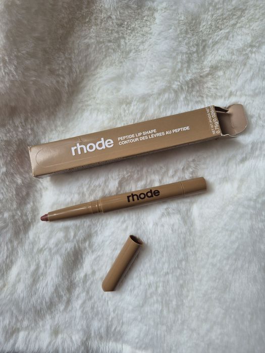 Nowa konturowka do ust Rhode lift