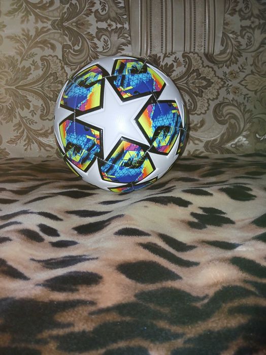 Професійний футбольний м'яч