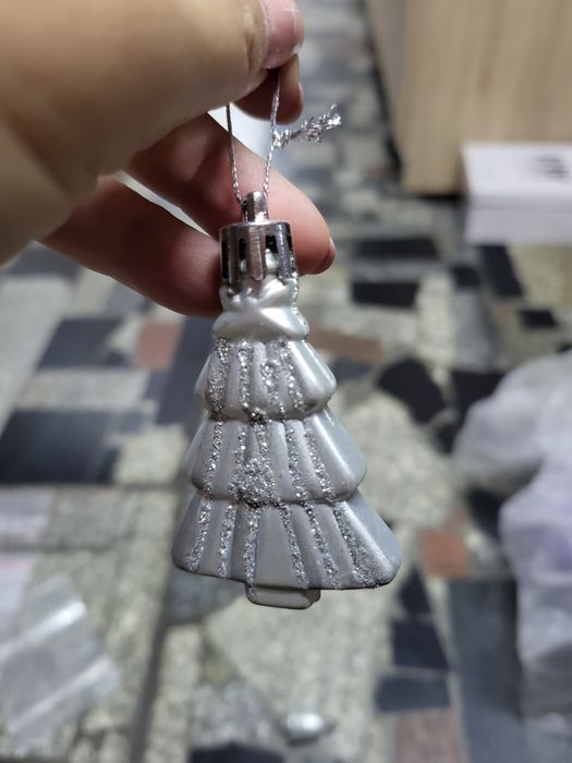 Srebrne bąbki i choineczki