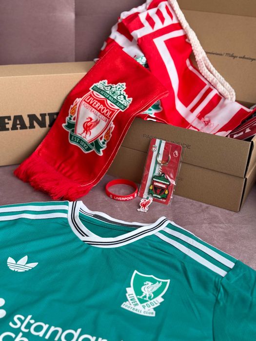 FanBox z koszulką piłkarską prezent walentynkowy dla niego FCBarcelona