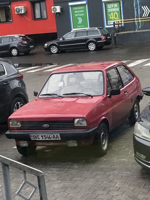 Форд фієста 1982 року на повному ходу