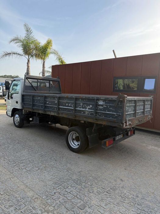 Carrinha isuzu tribasculante
