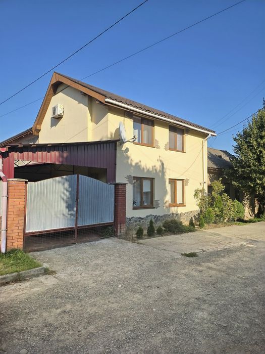 Продаж будинку-напівособняка розташований в спокійному районі міста