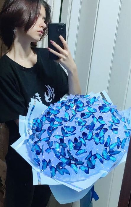 Букет с бабочками та трояндами. Подарунок