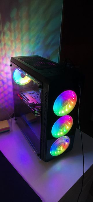 Computador gaming, com monitor, rato, telclado, tapete e phones tudo gaming