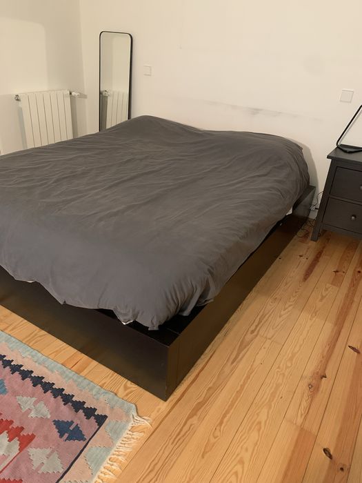 Estrutura de cama de casal com estrado