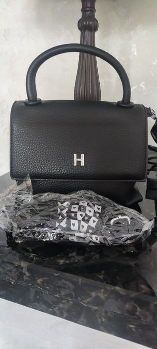 Кепки різних кольорів і сумочки,кепки по 150 сумочки новенькі 450
