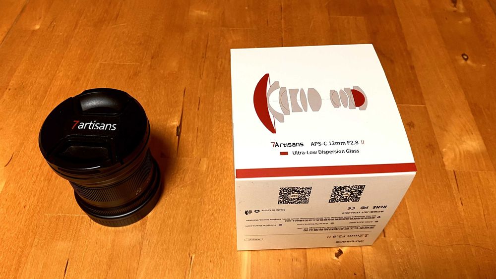 Objectiva APS-C grande angular 12mm F2.8 II, com baixa distorção