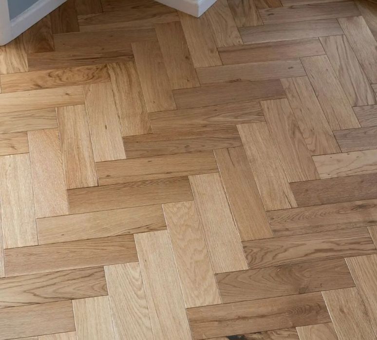 Układanie paneli podłogowych, laminowanych, deski 3-warstwowej.