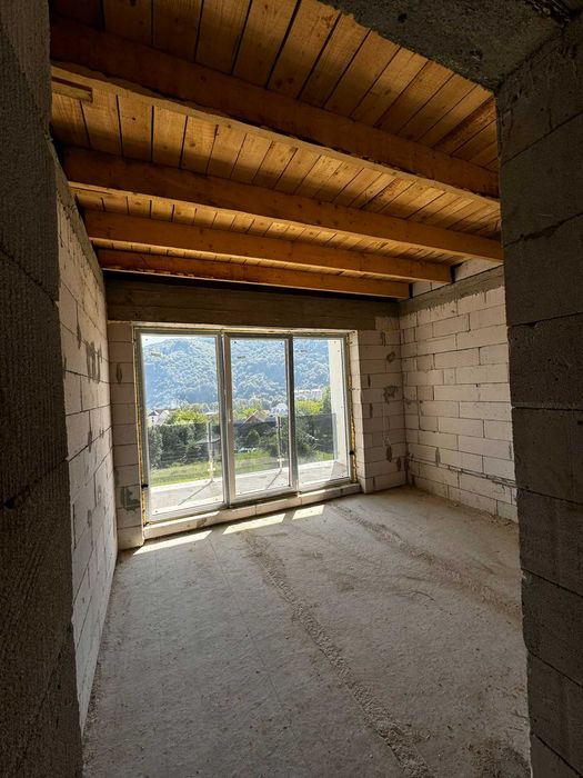 Продається 4 кім. квартира в м. Яремче (паркрмісце, власне подвір`я)