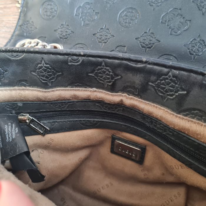 Guess torebka na ramię można regulować czarna logo zniszczona