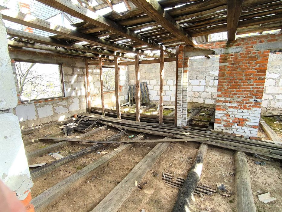 Недорого!Недобудований будинок та 15сот.в Макарові.Підведено газ.