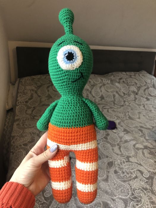 Kosmit na szydełku maskotka amigurumi hand made