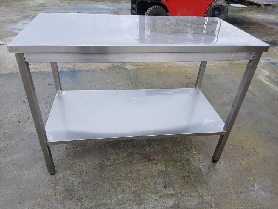 Bancadas de inox com diversas medidas.