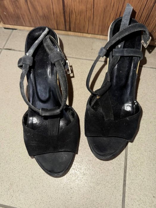 Чорні босоніжки на танкетці