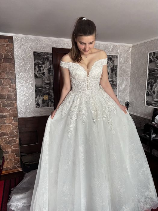 suknia ślubna, kolor kości słoniowej, niesamowicie piękna i wspaniała