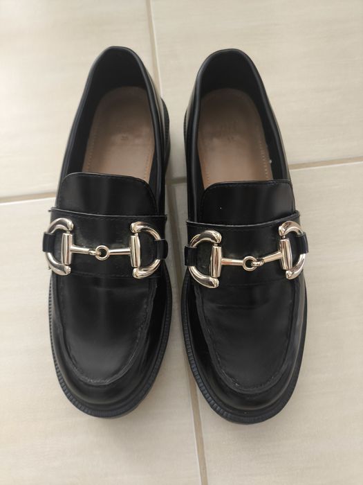 Buty H&M czarne z ozdobną klamrą.