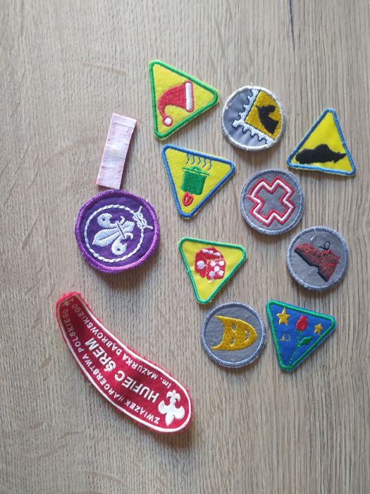 Zestaw Harcerskich Naszywek Sprawności i Plakietka Hufca ZHP Śrem – Ko