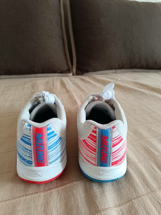 Фірмові кросівки Mizuno