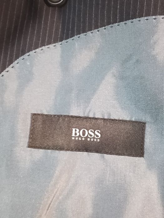 Костюм Hugo Boss, 50 р., 100% шерсть

Продам оригінальний костюм Hugo