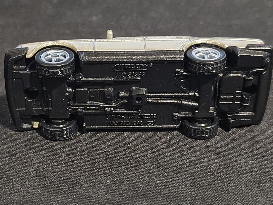 Welly Volvo 240 GL 1:64