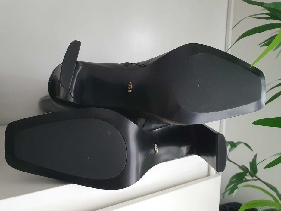 Bota de cano alto, cor preto, marca VIOLETA, tamanho 39, novas.