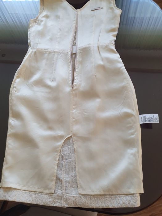 Sukienka na szerokich ramiączkach