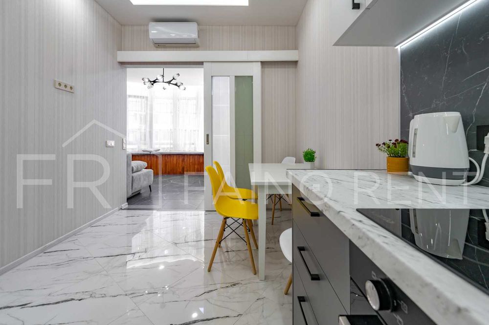 Панорамний вид моря, 2 спальнi + зала/5010