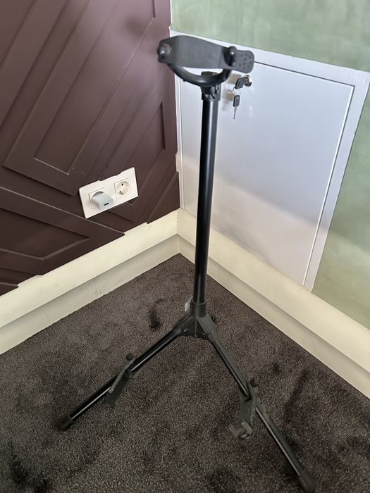 Продам складную подставку для гитары