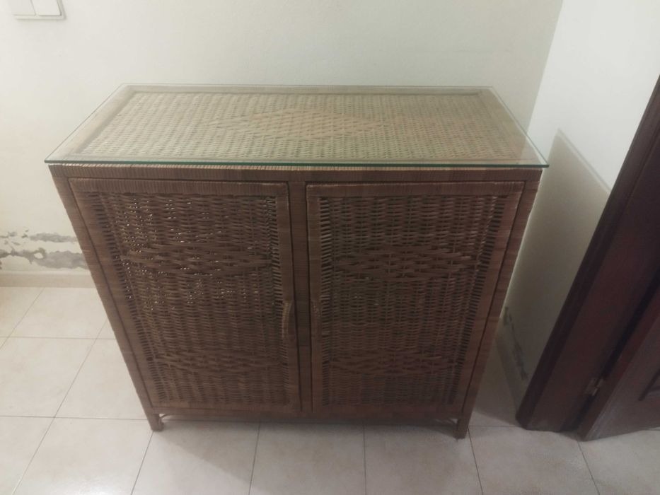 móvel em vime mais vidro