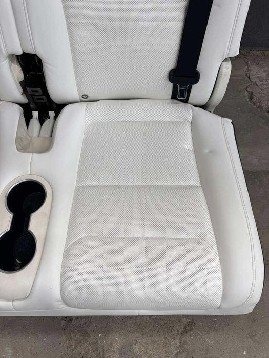 Сидіння третього ряду на Tesla X