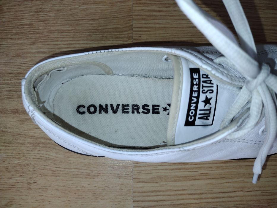 Białe skórzane trampki Converse
