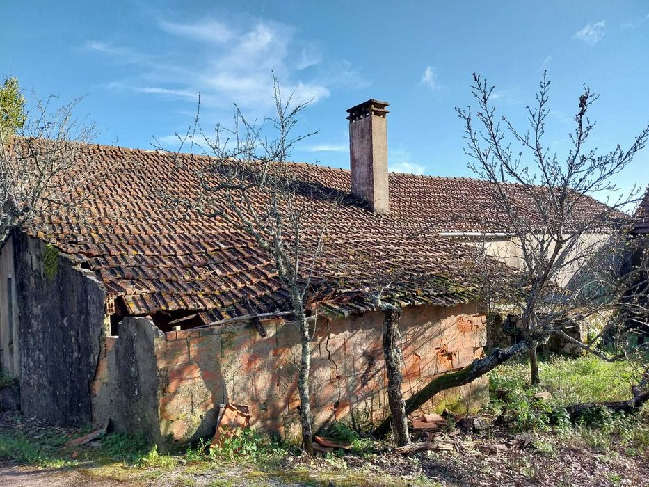 Casa para recuperar com terreno em Outeiro das matas, Ourém