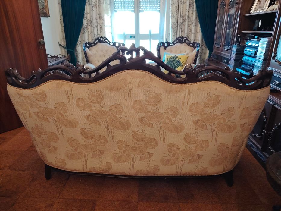Conjunto de 1 Sofá e 2 Poltronas em Madeira Entalhada