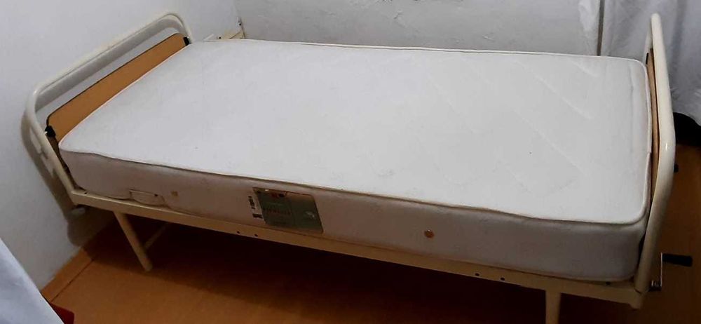 Cama articulada manual em ferro com colchão incluído 90x200