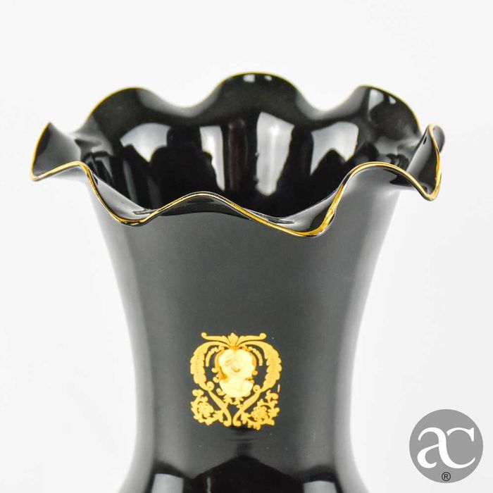 Jarra em vidro opalino preto com ouro 24k e camafeu