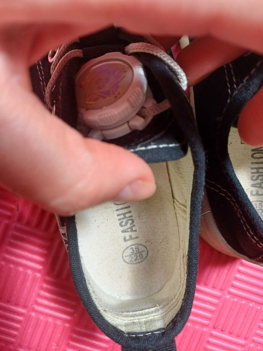 Продам кеди на дівчинку/хлопця
