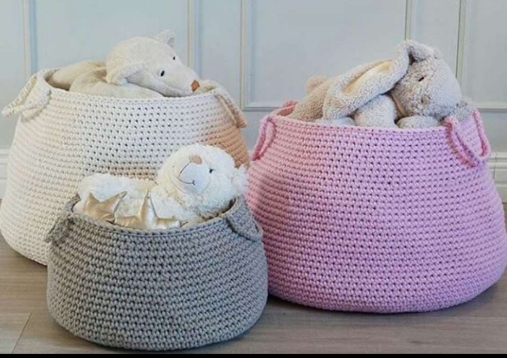 Cestas para brinquedos feitas à mão em crochê.