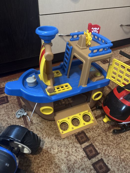 На фото зображені три дитячі іграшки по 400